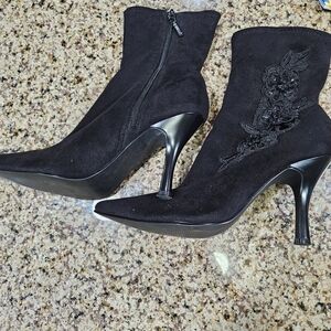 Review Elegant Black Embroidered Heeled Boots